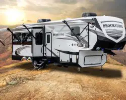 Travel Trailer VS 5th Wheel (What Are The Differences)